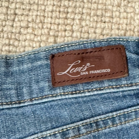 Levi’s Demi Curve Classic jeans for women.  Size 30, slim leg. - Picture 4 of 13